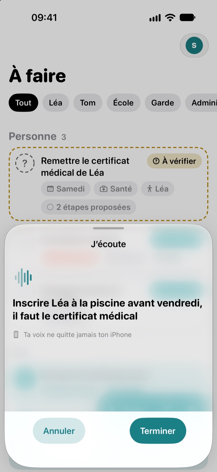 L’écran de dictée de Fiou!, avec « J’écoute », la phrase dictée « Inscrire Léa à la piscine avant vendredi, il faut le certificat médical » et la mention « Ta voix ne quitte jamais ton iPhone ».