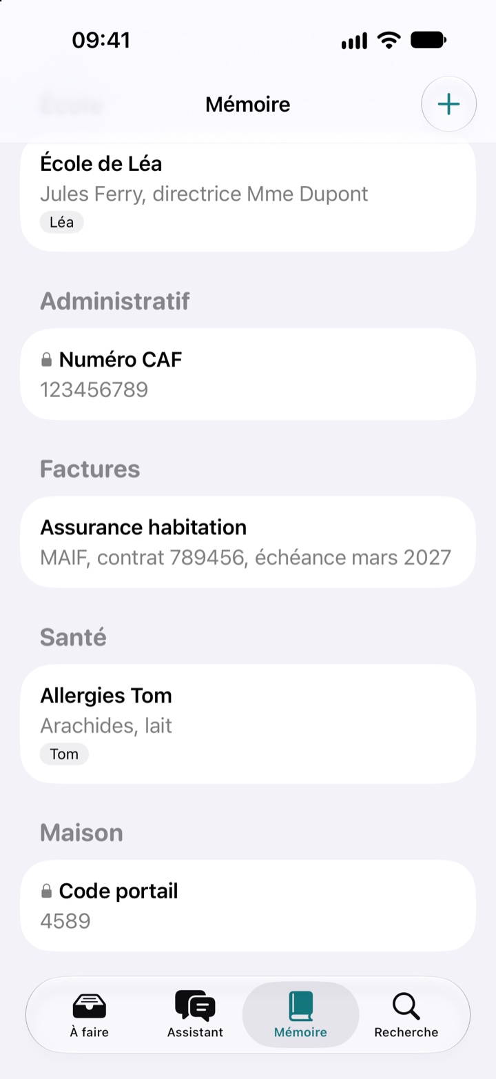 L’écran Mémoire : l’école de Léa, le numéro CAF marqué d’un cadenas, l’assurance habitation, les allergies de Tom, le code du portail, marqué lui aussi.