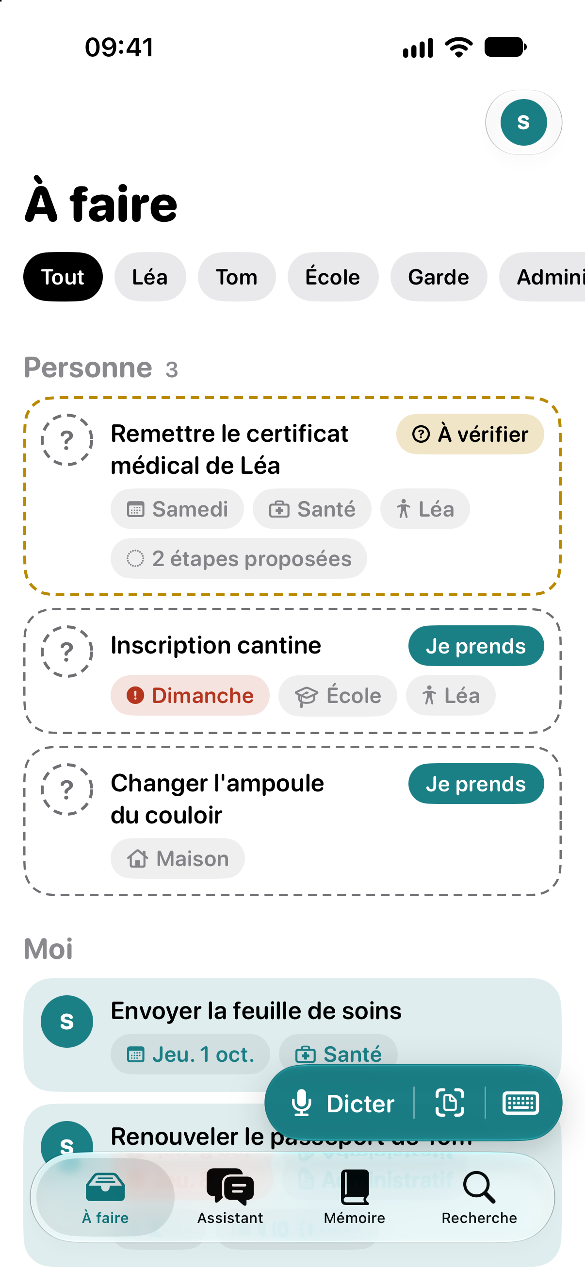 L’écran À faire de Fiou! En haut, sous « Personne », trois tâches en pointillé que personne n’a prises : le certificat médical de Léa à vérifier, l’inscription à la cantine avec sa date limite en rouge, l’ampoule du couloir ; les deux dernières avec un bouton Je prends. Plus bas, sous « Moi », les tâches déjà prises, sur la couleur de leur propriétaire.